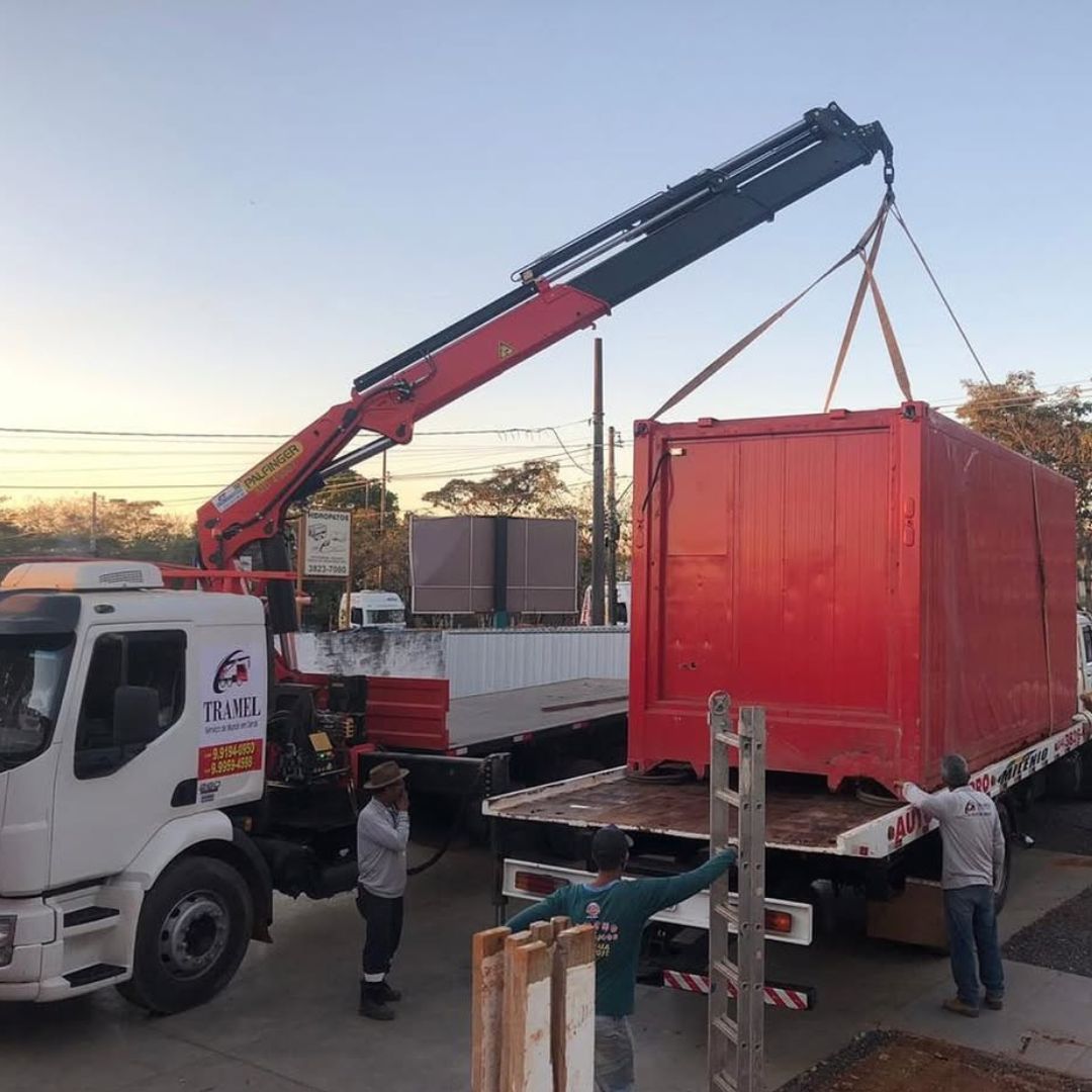 Caminhão munck Tramel operando com carga industrial