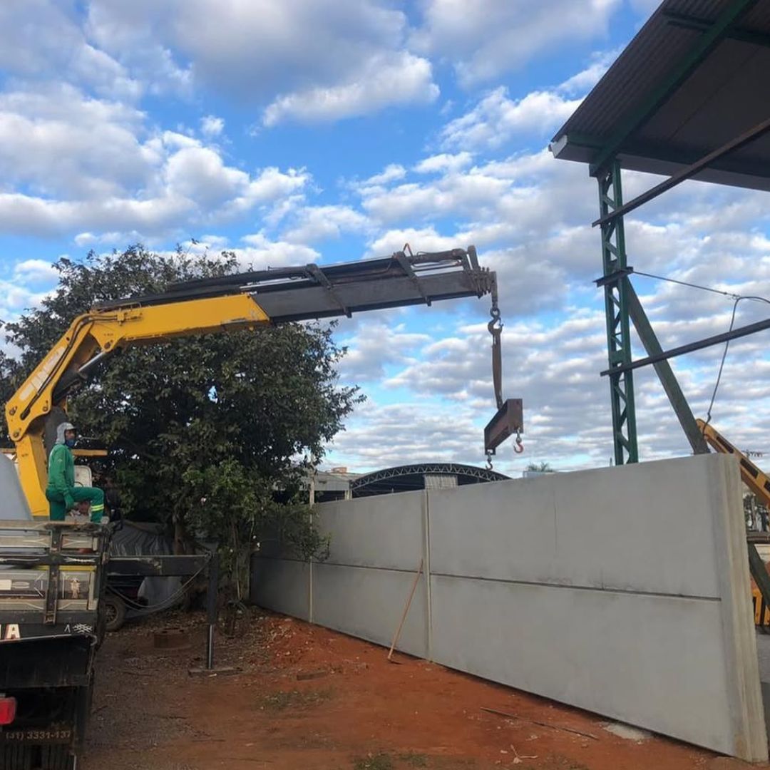 Munck transportando placas de concreto para obra